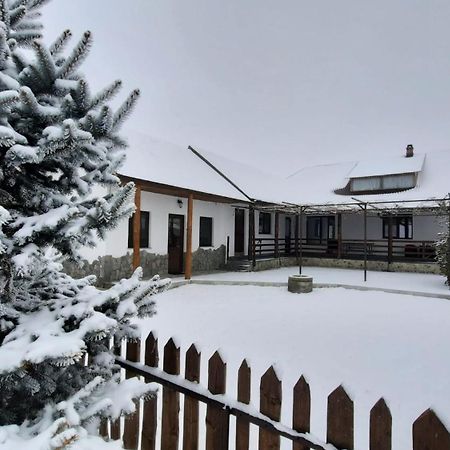Casuta Din Deal Търгу Нямц Екстериор снимка