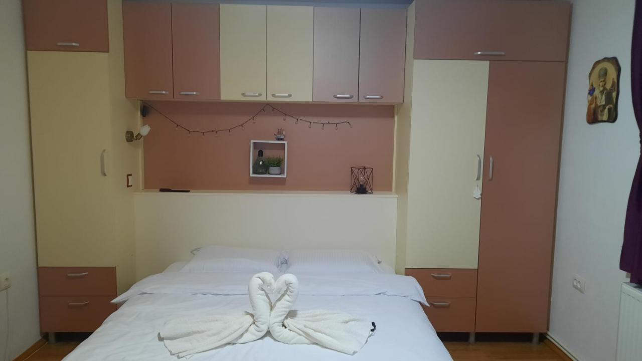 Casuta Din Deal Търгу Нямц Екстериор снимка
